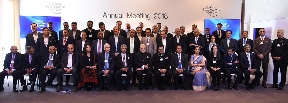 На этой рекламной фотографии, опубликованной Информационным бюро Индии 23 января 2018 г., премьер-министр Индии Нарендра Моди (нижний ряд, C) позирует для групповой фотографии с руководителями Индии, в том числе с миллиардером-ювелиром Ниравом Моди