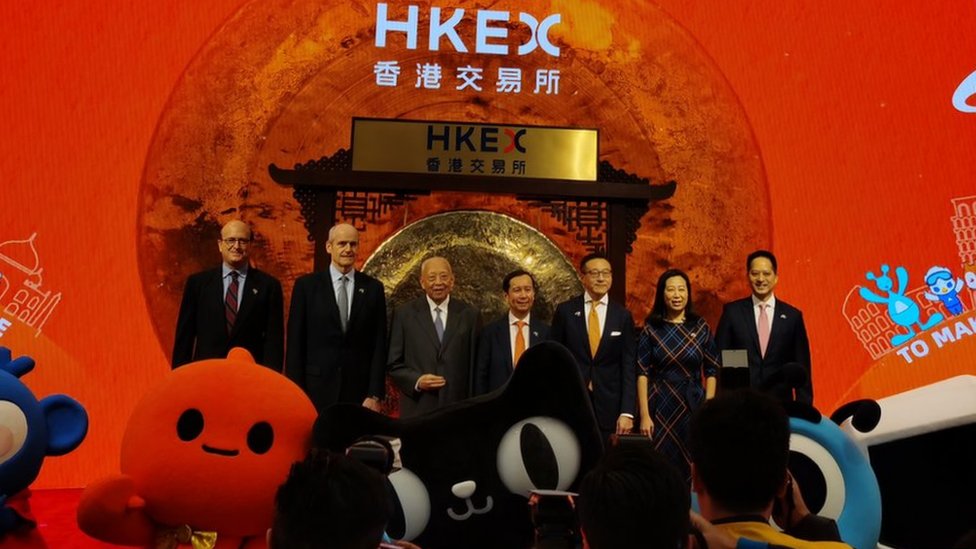 Председатель Alibaba Даниэль Чжан в центре фотографии руководителей Alibaba и китайских чиновников на Гонконгской фондовой бирже