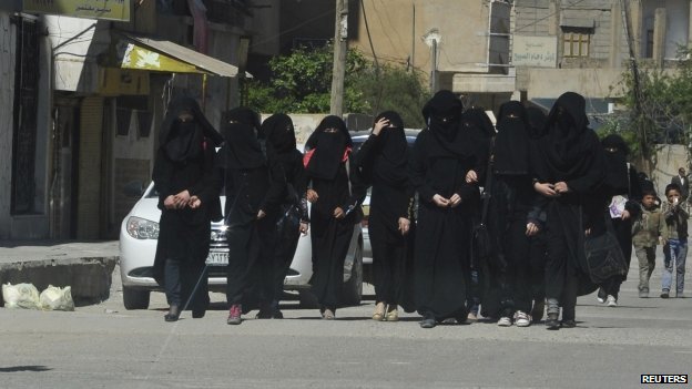 Mulheres estudantes usando vestimenta que cobre o corpo todo na Síria, em 2014