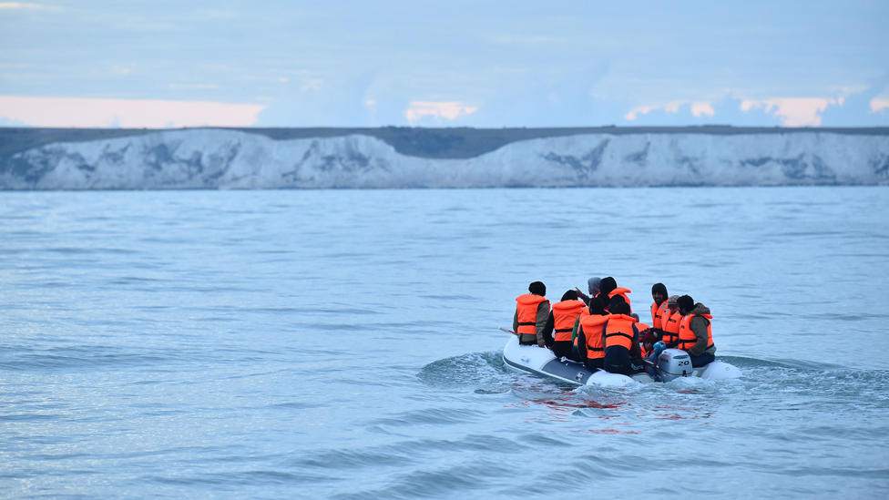 移民乘坐小艇在英吉利海峽駛向英格蘭南海岸