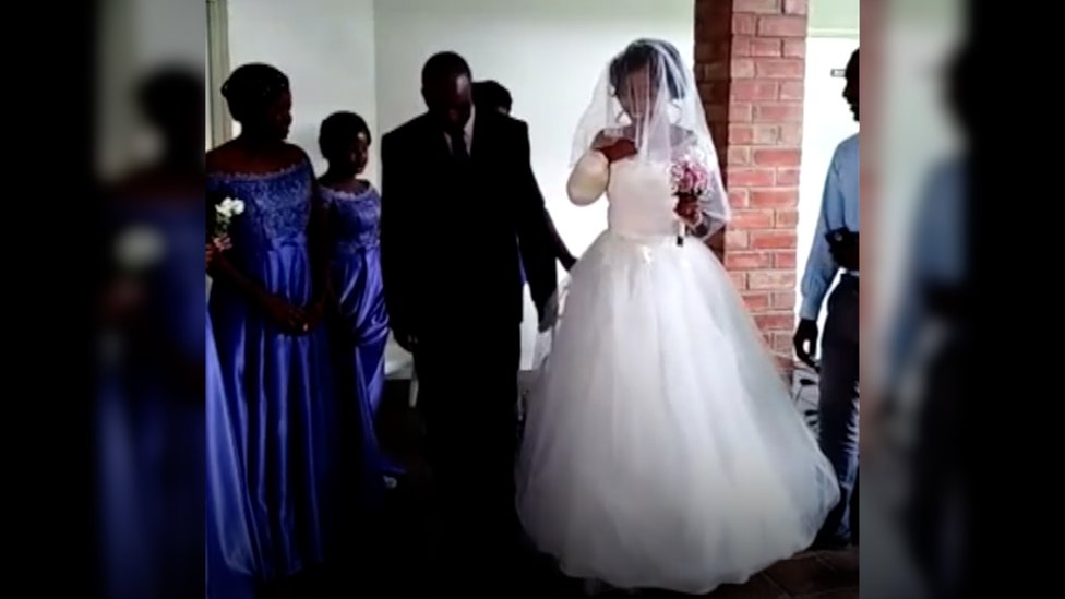 La novia entrando a la capilla en la que se casó con su padre del brazo.