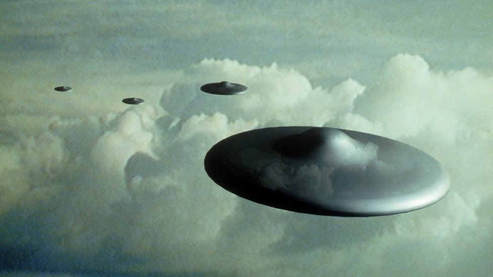 Los objetos observados parecían desafiar las leyes de la física, según los que han leído los documentos. Ilustración de platillos voladores