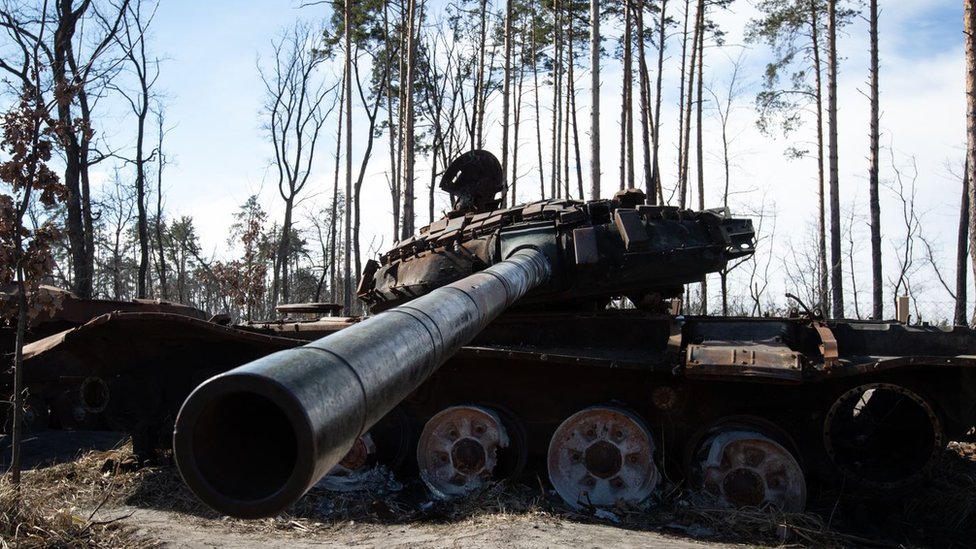 Uništeni ruski tenk kod sela Dmitrivka u Kijevskoj oblasti
