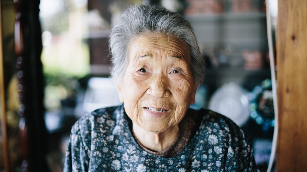 Mujer asiática anciana