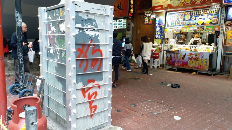 香港九龍旺角通菜街與旺角道交界被圍封的交通燈控制箱（6/1/2020）