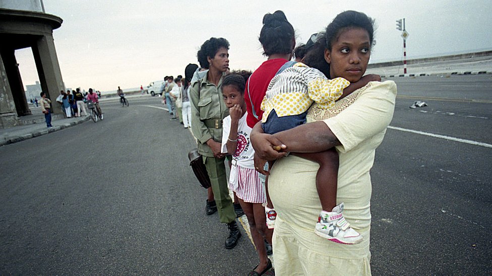 Personas hacen fila en Cuba