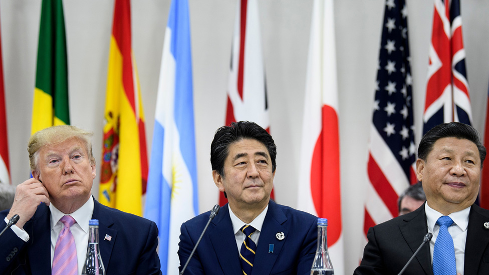 Президент США Дональд Трамп, премьер-министр Японии Синдзо Абэ и президент Китая Си Цзиньпин принимают участие во встрече на саммите G20 в Осаке