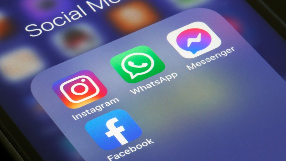 Iconos de Whatsapp, Instagram y Facebook sobre un teléfono móvil.