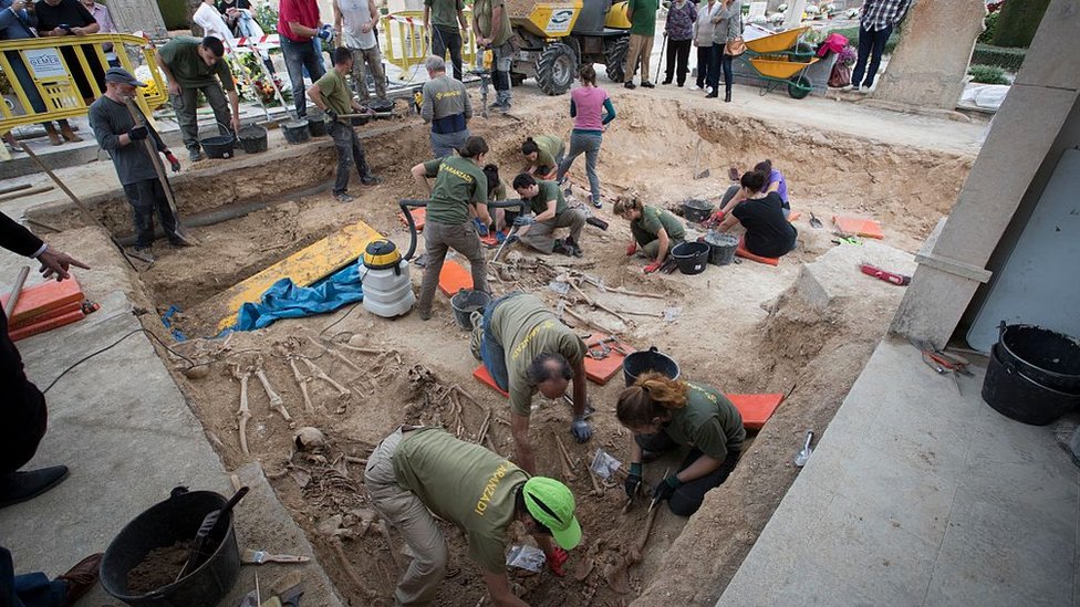 Trabajos de excavación en una fosa común de víctimas del franquismo.