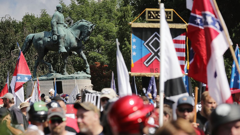 A la concentración en Charlottesville asistieron supremacistas blancos que se oponían a la remoción de una estatua. La concentración en Charlottesville el sábado.