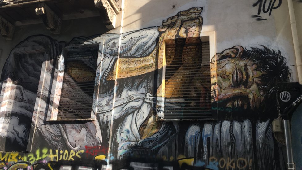 Граффити покрывает дом в центральной Экзархии.