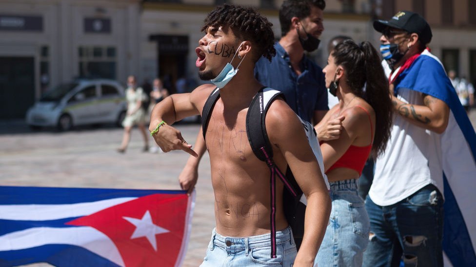 Hombre protestando en la Plaza de la Constitución en La Habana, Cuba.