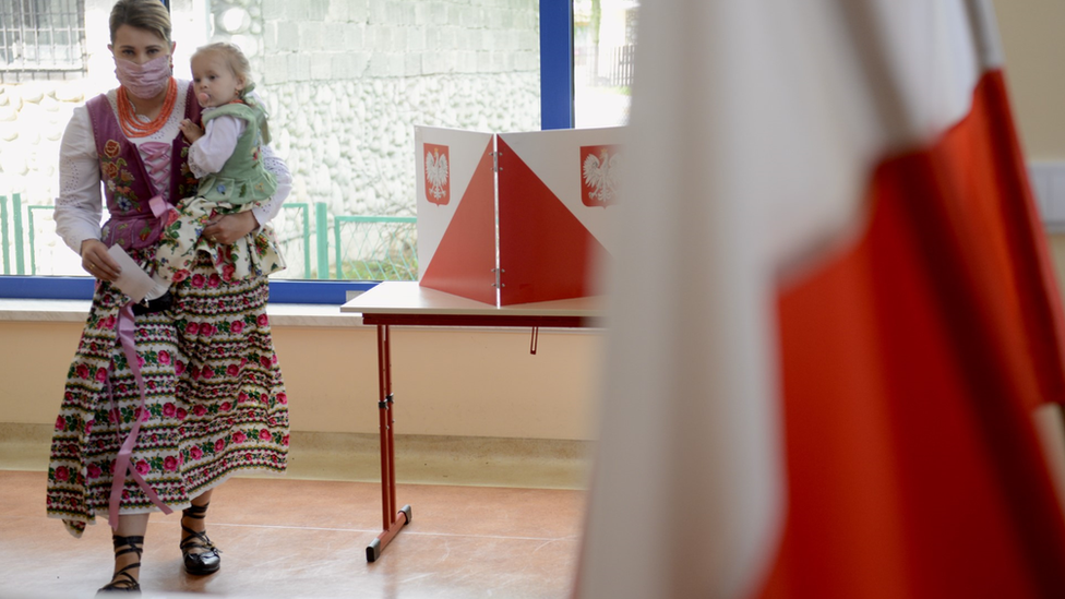 Žena i dete na glasačkom mestu u Poljskoj