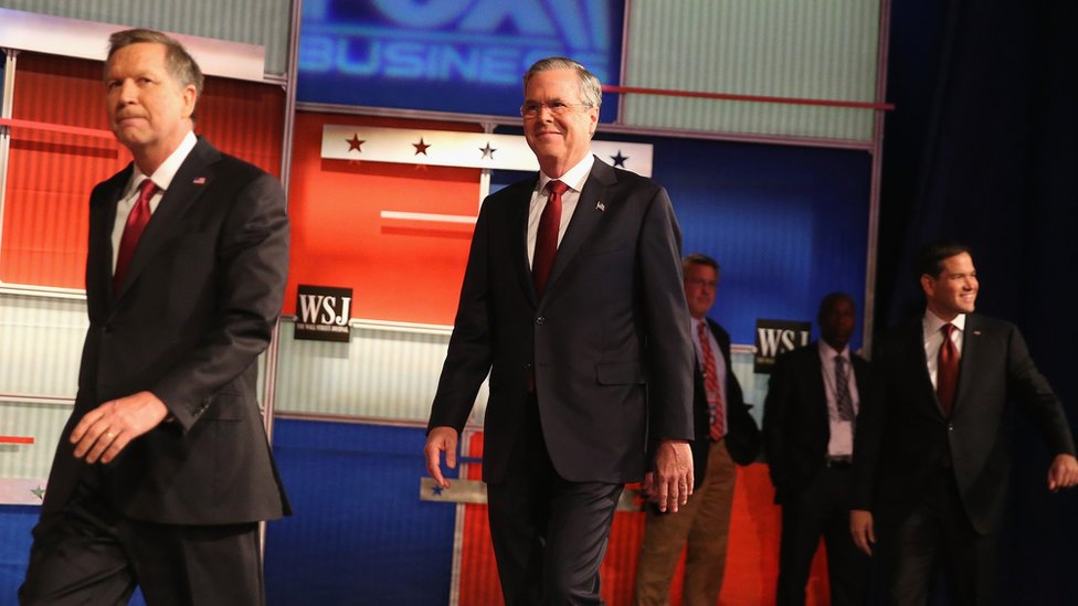 Кандидаты выходят на сцену дебатов республиканцев в Милуоки.