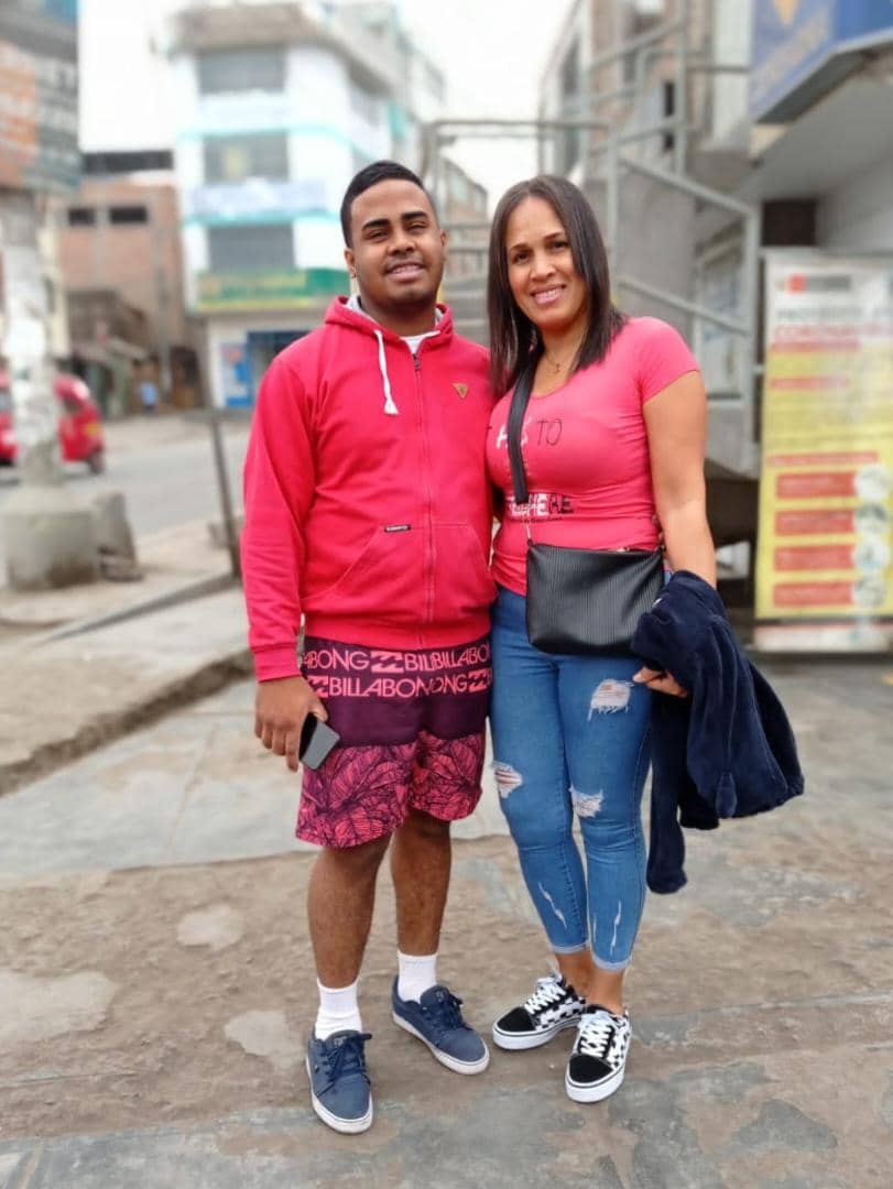 Ender Mata García con su madre Elizabeth García, durante el tiempo que tuvieron que migrar a Lima.