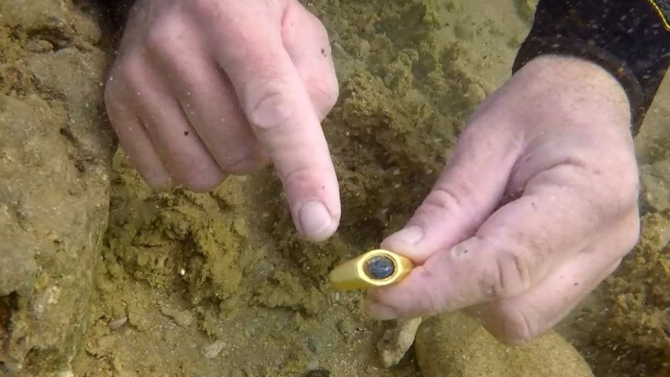 Arqueólogo marino encuentra anillo de oro en el mar Mediterráneo frente a la costa de Israel