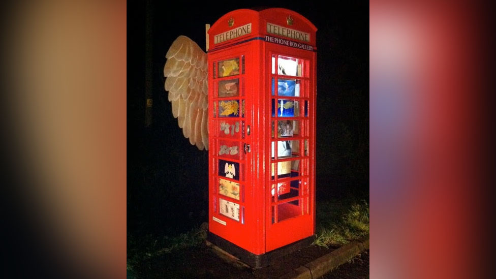 Один из предыдущих дизайнов, телефонная будка с крыльями ангела