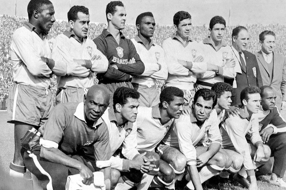 El equipo de Brasil que se coronó campeón mundial de 1962 tuvo como máxima estrella a Garrincha. El equipo de Brasil campeón mundial de 1962