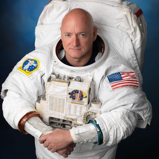 Scott Kelly en su traje de astronauta