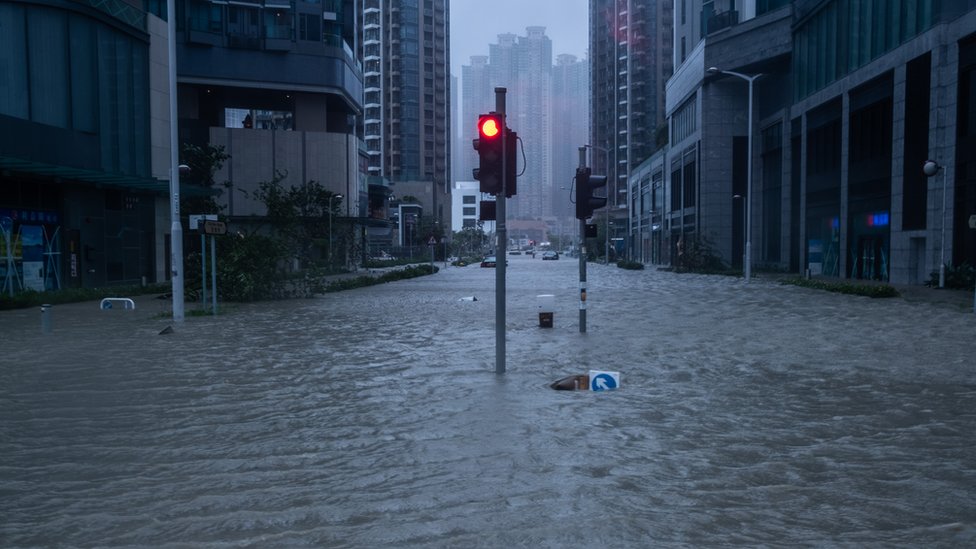 Poplavljene ulice u Hongkongu
