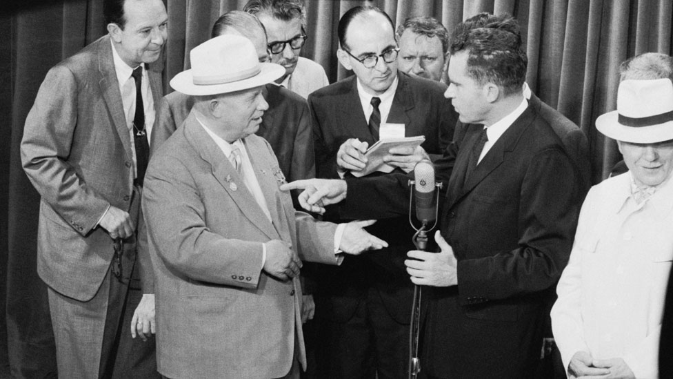 Jruschov y Nixon debatiendo