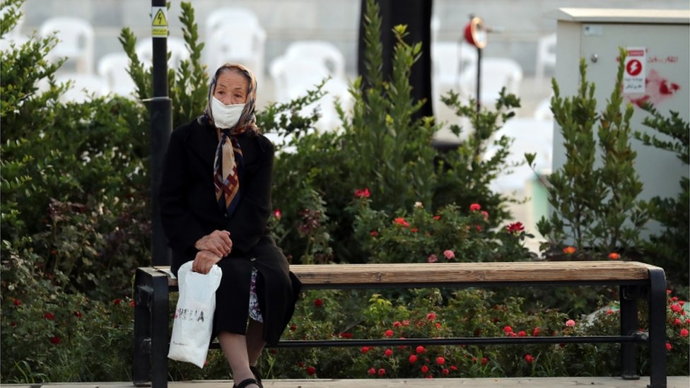Mujer con mascarilla en Teherán