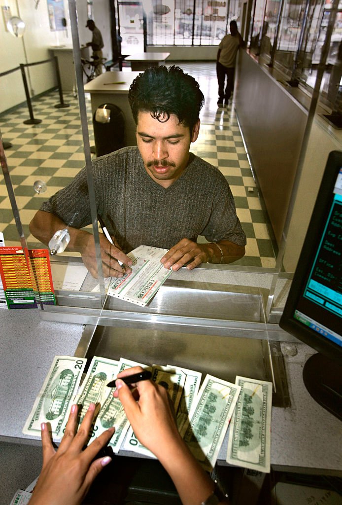 Hombre depositando dinero