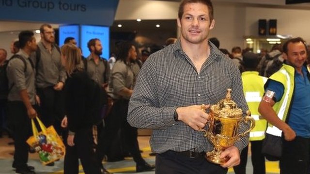 All Blacks Arrive In New Zealand To Heroes Welcome Bbc News