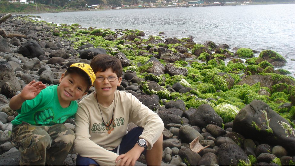Joaquín y su hermano Pablo antes del tsunami en la Isla Juan Fernández.