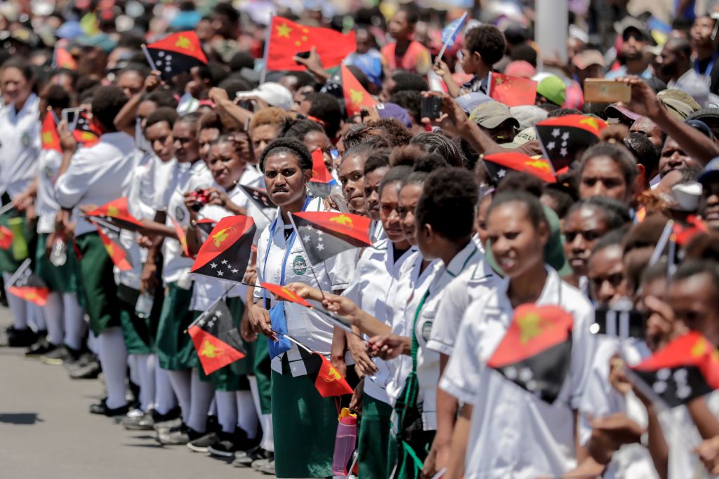 2018年11月16日，巴布亞新幾內亞兒童手舉中國和巴新國旗，歡迎習近平訪問。