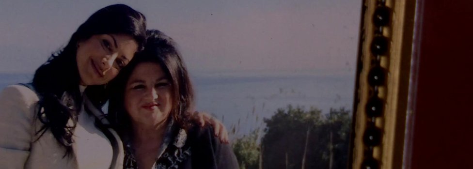 تيزيانا مع والدتها