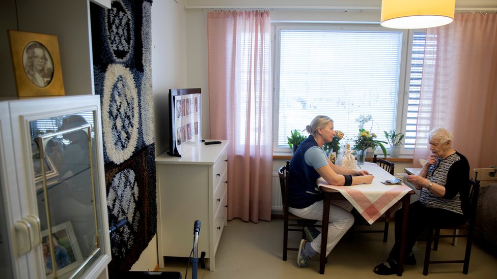 Медсестра помогает пожилому пациенту в государственном учреждении по уходу Heikanrinne в Форссе, Финляндия, 2 апреля 2019 г.