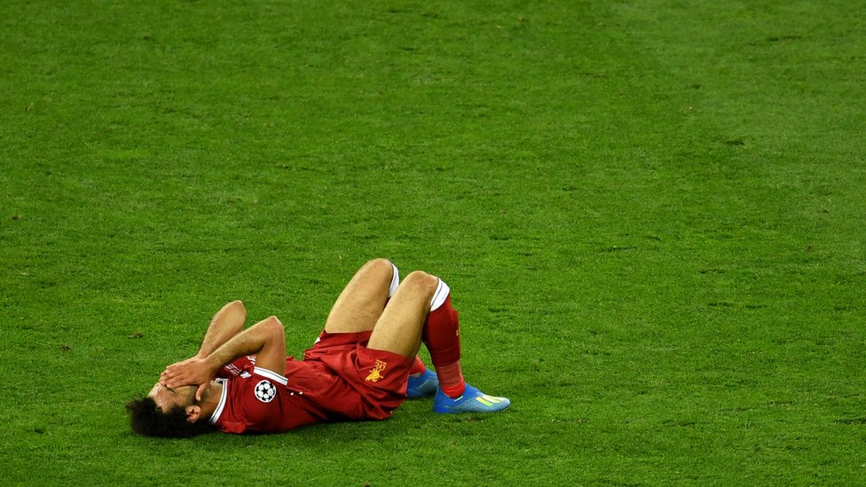 إصابة محمد صلاح خلال المباراة النهائية في دوري أبطال أوروبا