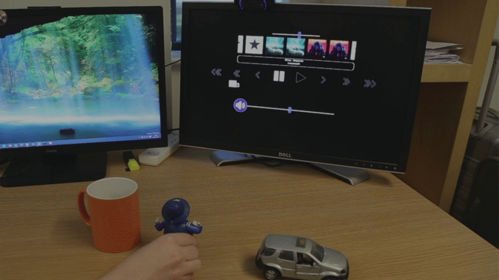 El sistema fue desarrollado por un estudiante de doctorado de la Universidad de Lancaster. Mano usando un juguete como control remoto