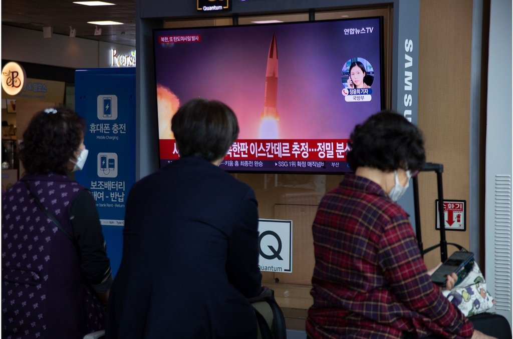 人們在韓國首爾的一個車站觀看新聞。韓國聯合參謀本部稱，朝鮮于9月25日向半島東部海域發射了一枚疑似彈道導彈。