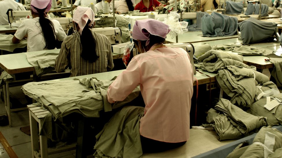 Mujeres cosiendo en fábrica