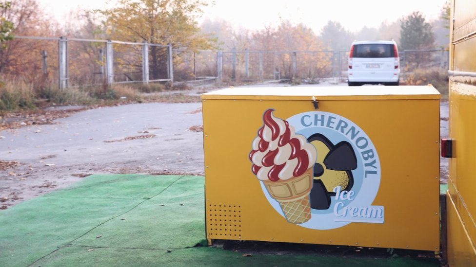 Una tienda de bocadillos y souvenirs en la zona de exclusión de Chernobyl.