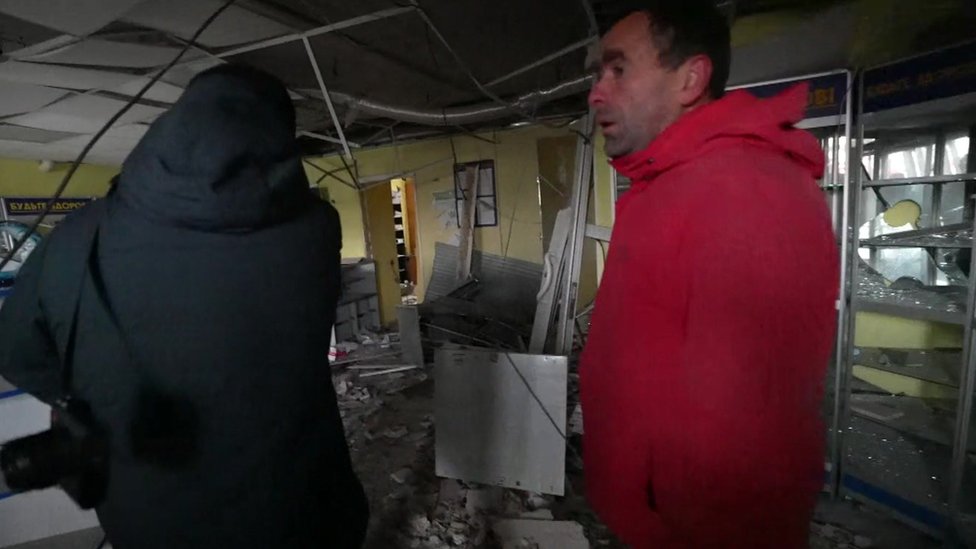 Meštanin sa Džeremijem Bouvenom u razrušenoj zgradi