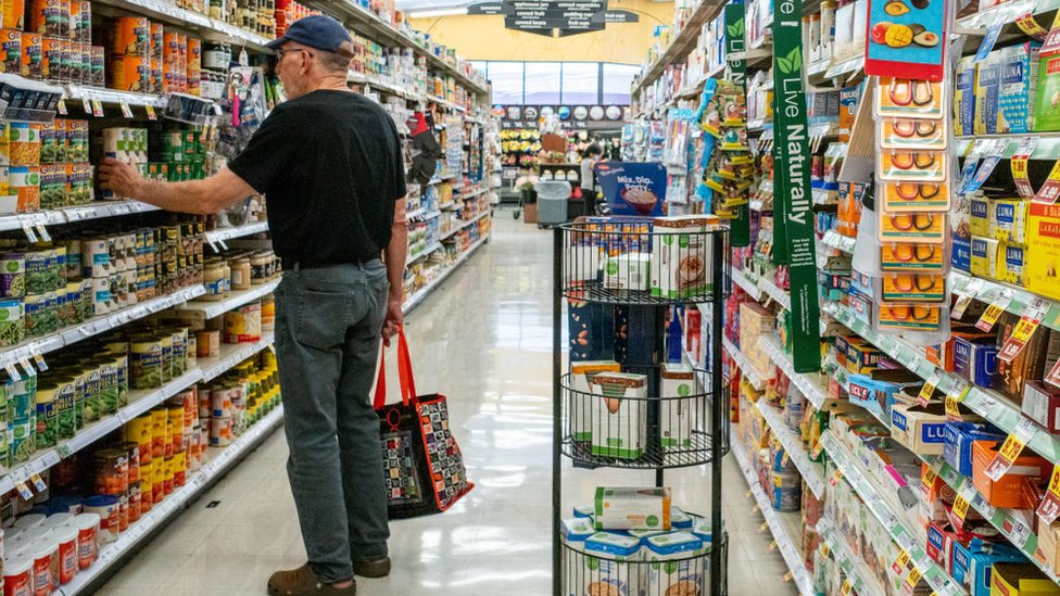 Hombre comprando en supermercado de EEUU