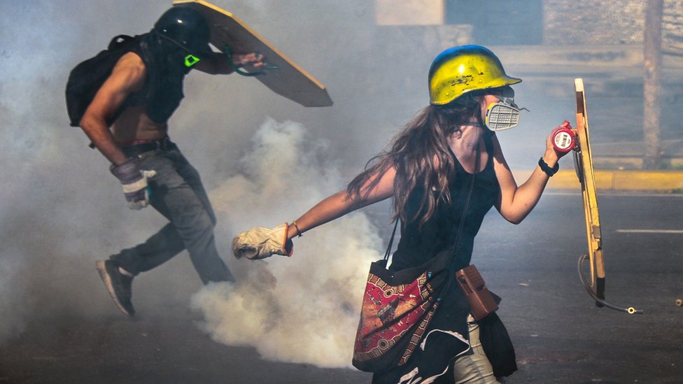 Столкновение активистов венесуэльской оппозиции с ОМОНом во время митинга против правительства президента Николаса Мадуро в Каракасе, 18 мая