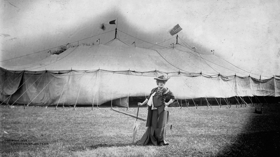 Sarah Bernhardt frente a una de las carpas de circo donde se presentó en Dallas, Texas