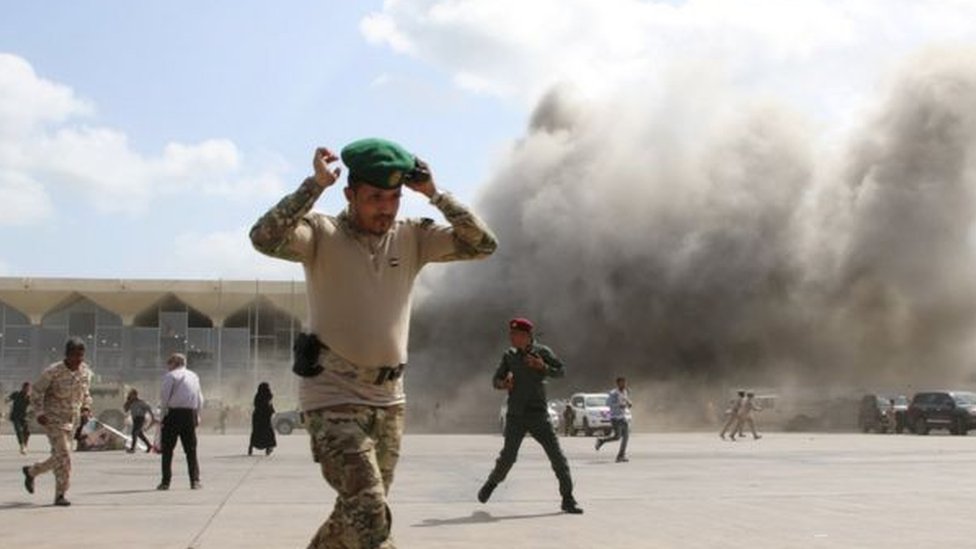 جنود ومواطنون يفرون من القصف
