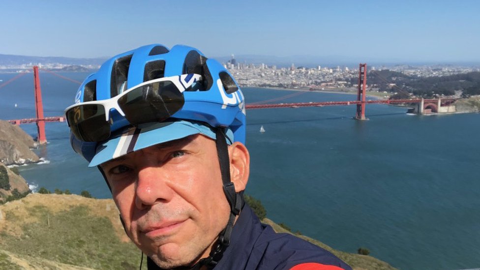 Марк Мадео отдыхает от приказов о приюте на месте, катаясь на велосипеде возле своего дома в Сан-Франциско
