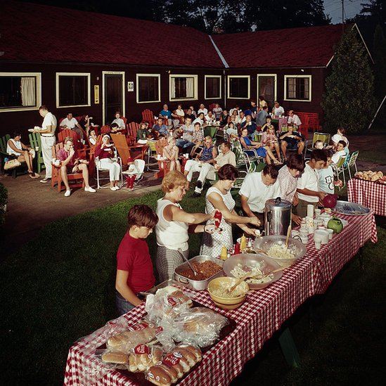 Decenijska tradicija: Porodični švedski sto u zadnjem dvorištu 1960. godine
