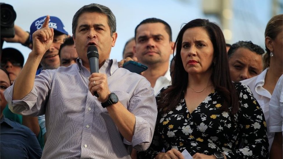 Президент Хуан Орландо Эрнандес поговорил со своими сторонниками на митинге, чтобы защитить себя от обвинений в использовании доходов от наркотиков для его президентской кампании