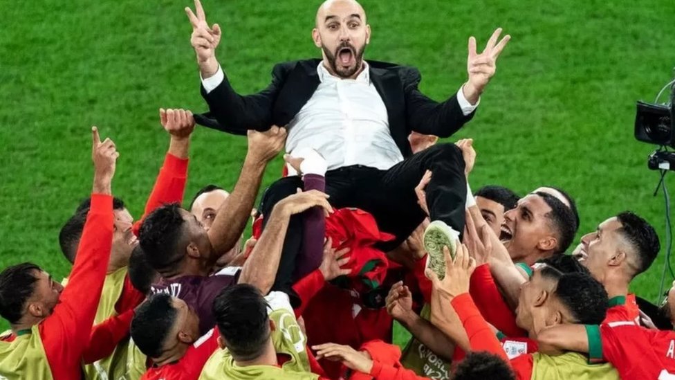 لاعبو المغرب يحتلفون بالفوز على إسبانيا بحمل مدربهم الركراكي