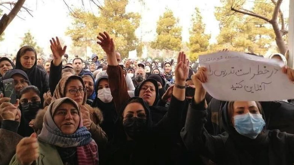 Irán investiga el envenenamiento de 650 niñas con gas tóxico - BBC News Mundo