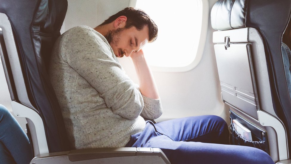 El jet lag ocurre cuando el ciclo del sueño no coincide con el periodo nocturno al que el cuerpo está acostumbrado. Jet lag