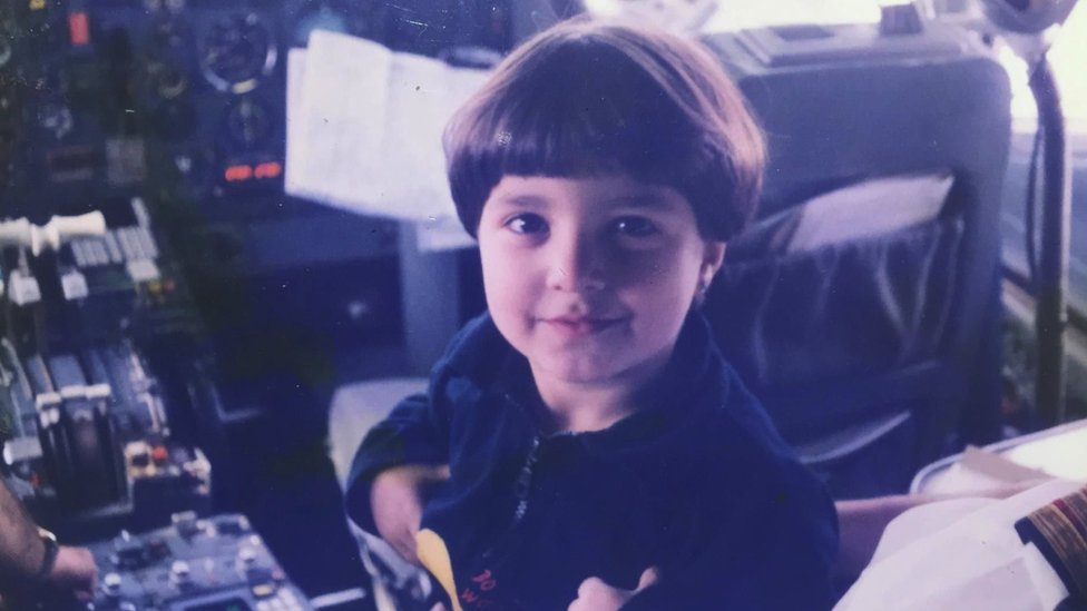 نور عمرها أربع سنوات في قمرة القيادة