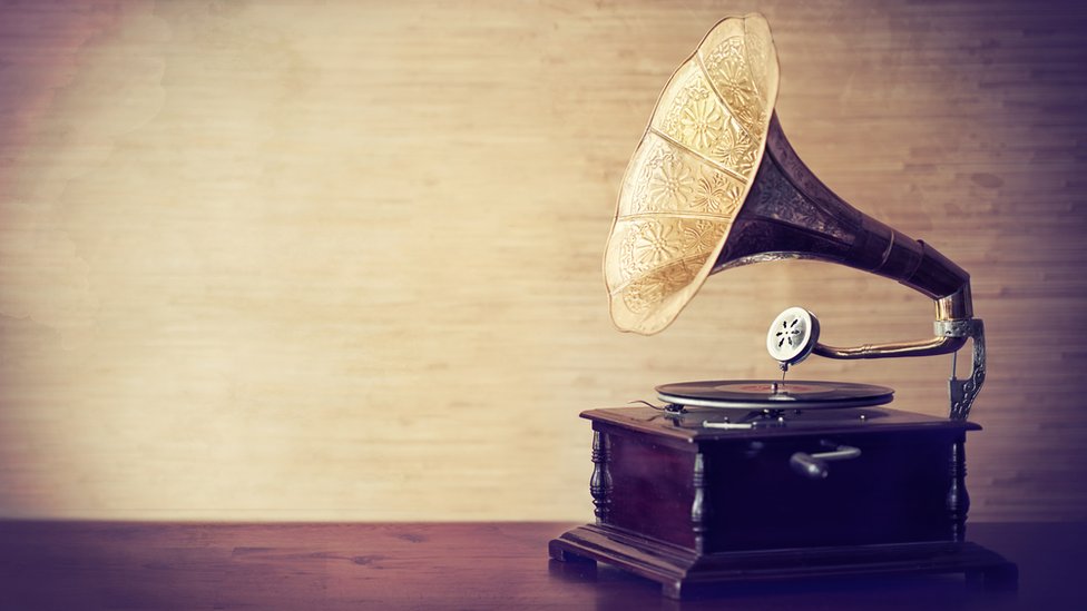 El tocadiscos o giradiscos sufrió varias modificaciones en su historia y se volvió un artefacto popular en los hogares de principios de siglo XX. Tocadiscos